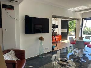 Uma televisão e/ou sistema de entretenimento em T3 luxe vue mer