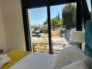 um quarto com vista para um pátio com uma cama em T3 luxe vue mer em Cassis