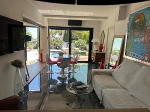 uma sala de estar com um sofá e uma mesa de vidro em T3 luxe vue mer em Cassis
