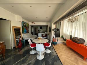 Uma área de estar em T3 luxe vue mer