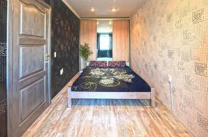 ヤロスラヴリにあるApart-Comfort Vaticanのドア付きの部屋にベッド付きのベッドルームがあります。