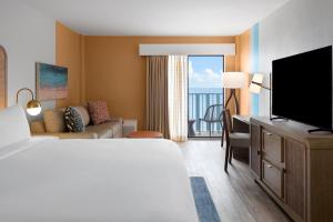 Postel nebo postele na pokoji v ubytování voco The Shelby - Myrtle Beach by IHG