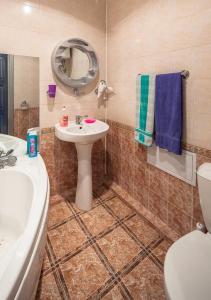 ヤロスラヴリにあるApart-Comfort Vaticanのバスルーム(洗面台、トイレ、鏡付)