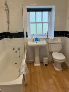 ein Badezimmer mit Toilette, Badewanne und Waschbecken in der Unterkunft Berryhill Maids Quarters - 3 bedroom - Self Catering - Sleeps 3 - Dogs Welcome - Off-road Parking - Suit Contractors - Peterhead 1 mile - Newly Refurbished - Open plan kitchen -living - dining - 2 bathroom - Shed - Yard -Drying Room available in Peterhead