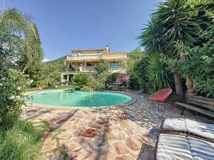 Basen w obiekcie Petit coin de paradis, vue panoramique mer &montagne, piscine privée... lub w pobliżu