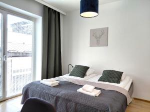 Ένα ή περισσότερα κρεβάτια σε δωμάτιο στο Kotimaailma Apartments - keskustayksiö - Aleksanterinkatu 20