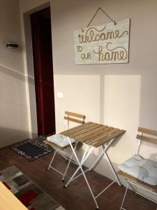 une chambre avec un banc et un panneau sur le mur dans l'établissement Apartment, à San Felice del Benaco