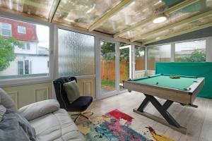 Biliár nebo kulečník v ubytování Modern 3 Bedroom, 2 Bathroom Home in Edgware