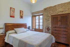 Giường trong phòng chung tại Casa Rural Arijón en Arteixo