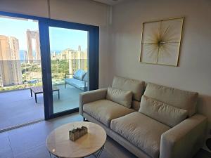 Χώρος καθιστικού στο Luxury new construction two bedrooms with stunning views