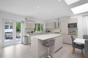 Kuchyň nebo kuchyňský kout v ubytování Modern 3 Bedroom, 2 Bathroom Home in Edgware