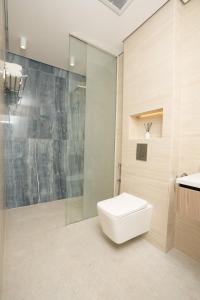 Et badeværelse på A spacious 2 BR property with luxury details + 5 billeder