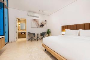 En eller flere senge i et værelse på A spacious 2 BR property with luxury details