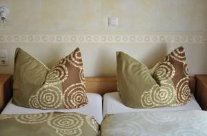 two pillows on a bed in a bedroom at Haus Globus in Pausa