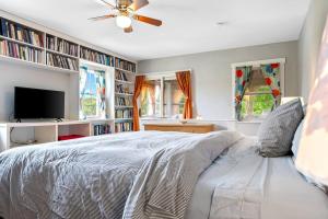 Photo de la galerie de l'établissement Poet's Nook, a Cozy and Private 1 BR Apartment, à Scarborough