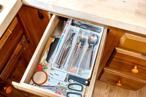 Photo de la galerie de l'établissement Poet's Nook, a Cozy and Private 1 BR Apartment, à Scarborough