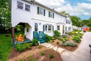 Κήπος έξω από το Poet's Nook, a Cozy and Private 1 BR Apartment