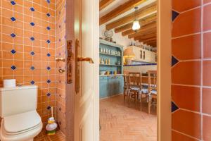 Un baño con inodoro y una cocina. en Oasis San Martin El Cotillo, en Playa del Águila 37 fotos más