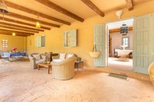 Una sala de estar con sillas y un comedor. en Oasis San Martin El Cotillo, en Playa del Águila