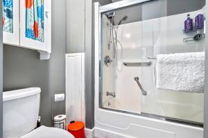 Ένα μπάνιο στο Poet's Nook, a Cozy and Private 1 BR Apartment +41 φωτογραφίες