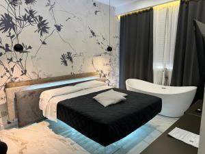 een slaapkamer met een bed en een bad bij Relais Stibbert Florence in Florence