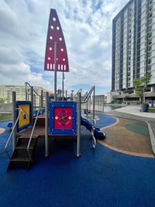 Ο χώρος παιχνιδιού για παιδιά στο Premium Studio with Gym and Pool Access in Subang Mas