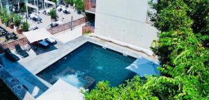 einen Blick über einen Pool neben einem Gebäude in der Unterkunft Lagrange Aparthotel Montpellier Millénaire in Montpellier