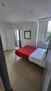 a bedroom with a red and white bed in a room at Anora in Marseille