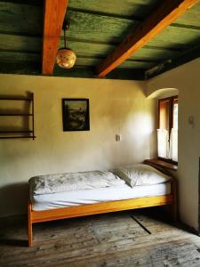 a bedroom with a bed in a room at Ubytovanie Domček Paradajz in Banská Štiavnica