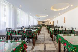 DIUNA Beskidy - Korbielów餐厅或其他用餐的地方