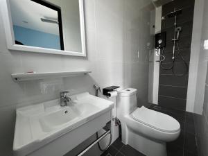 ein weißes Badezimmer mit Waschbecken und Toilette in der Unterkunft 189 Landed HomeStay Johor Bahru in Kampong Saleng + 12 Fotos