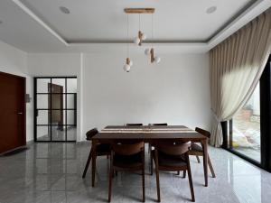 ein Esszimmer mit einem Tisch und einer Tastatur darauf in der Unterkunft 189 Landed HomeStay Johor Bahru in Kampong Saleng