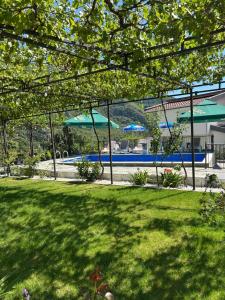 Bazén v ubytování Apartmani Planinska Idila nebo v jeho okolí