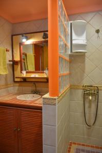 an orange column in a bathroom with a sink at Casa La Erita in Valle Gran Rey