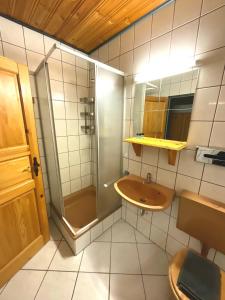 Koupelna v ubytování Hotel Wildrose
