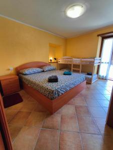 una camera da letto con un letto in una stanza di Casa Cianflini a Massino Visconti