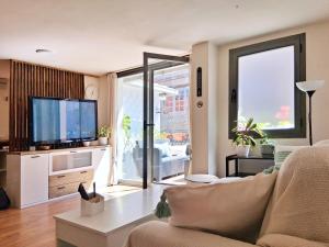 TV a/nebo společenská místnost v ubytování Apartamento con terraza, centro histórico de Noia
