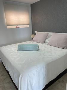 En eller flere senge i et værelse på Luxury apartment with sea views in Alicante!!!