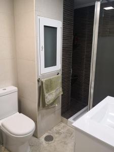 Et badeværelse på Luxury apartment with sea views in Alicante!!! + 5 billeder