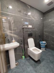 un bagno con un water e un lavandino di Homlee-Diamond 2BHK Lift-Parking-Max Vaishali a Ghaziabad