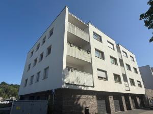 Un edificio alto y blanco con muchas ventanas. en Apartament Kostrzyńska 59 m2, en Gorzów Wielkopolski