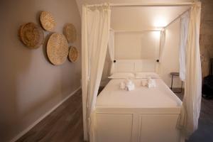 San Gaetano Suite - A cozy and authentic Apulian stay just minutes from Polignano a Mare, close to the Castle of Conversano房間的床