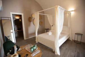 San Gaetano Suite - A cozy and authentic Apulian stay just minutes from Polignano a Mare, close to the Castle of Conversano房間的床