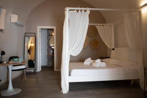 San Gaetano Suite - A cozy and authentic Apulian stay just minutes from Polignano a Mare, close to the Castle of Conversano房間的床