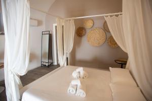 San Gaetano Suite - A cozy and authentic Apulian stay just minutes from Polignano a Mare, close to the Castle of Conversano房間的床