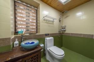 Bilik mandi di Lijiang Cotton Qiqi Boutique Inn