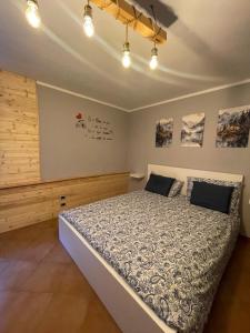 Ένα ή περισσότερα κρεβάτια σε δωμάτιο στο Snowflake apartment