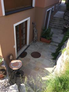 eine Terrasse mit einer Tür, einem Tisch und Stühlen in der Unterkunft Villa Tuscia in Salzburg