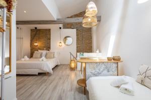 une chambre d'hôtel avec deux lits et une table dans l'établissement L'Opale - Duplex Calme & Confort en Hypercentre, à Castres