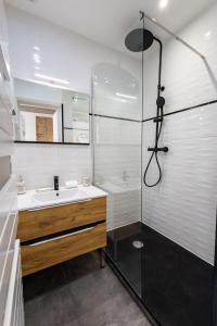 une salle de bain avec un lavabo et une douche dans l'établissement L'Opale - Duplex Calme & Confort en Hypercentre, à Castres 33 autres photos